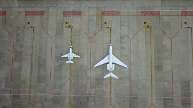 Uçakla uluslararası havaalanı görüntüsü. Corona 'ya bağlı uçaklar Denpasar Hava Üssü, Bali, Endonezya' da bekliyor.