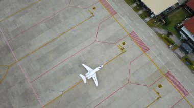 Uçakla uluslararası havaalanı görüntüsü. Corona 'ya bağlı uçaklar Denpasar Hava Üssü, Bali, Endonezya' da bekliyor.