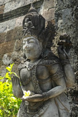Bali 'deki koruyucu tanrıların heykelleri. Heykel tanrılarıyla Brahma Vihara Arama. Bali tapınağı, eski Hindu mimarisi, Bali mimarisi, antik tasarım. Seyahat konsepti. Endonezya.