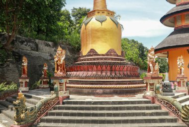 Brahmavihara Arama 'da altın stupa. Vihara Buddha Banjar, Banjar 'daki Budist Tapınak Manastırı, Buleleng, Bali, Endonezya.