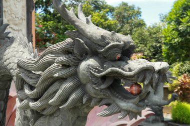 Budist tapınağındaki ejderha heykeli Lovina, Endonezya, Bali 'deki Brahma Vihara-Arama Banjar.
