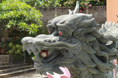 Budist tapınağındaki ejderha heykeli Lovina, Endonezya, Bali 'deki Brahma Vihara-Arama Banjar.