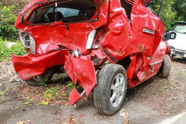Kırmızı renkli arabanın arka tarafı kazara hasar görmüş ve kırılmış. Artık araba kullanılamıyor. Metin veya tasarım için kopyalama alanı ile