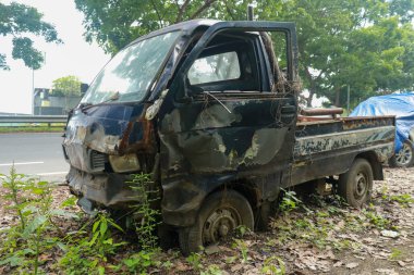 Sabahleyin mavi renkli aracın önünde büyük hasarlı ve yolda kazara kırılmış bir şekilde bekleyen sigorta memuru için daha fazla park kullanılamaz. Metin veya tasarım için kopyalama alanı ile
