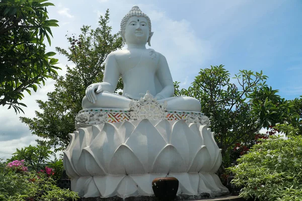 Статус Білої Будди Білому Лотосі Велетенський Будда Балі Драматичним Небом — стокове фото
