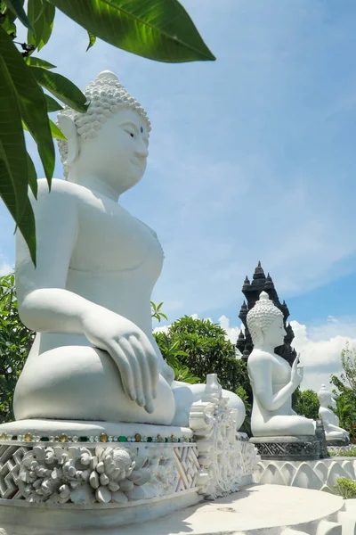 Fila Estátua Buddha Cimento Branco Com Luz Solar Uma Fileira — Fotografia de Stock