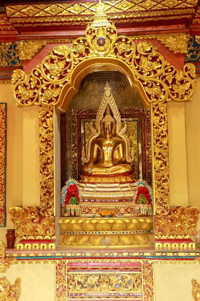Золотая Статуя Сидящего Будды Брахмавихаре Арама Вихара Будда Банджар Буддийский — стоковое фото