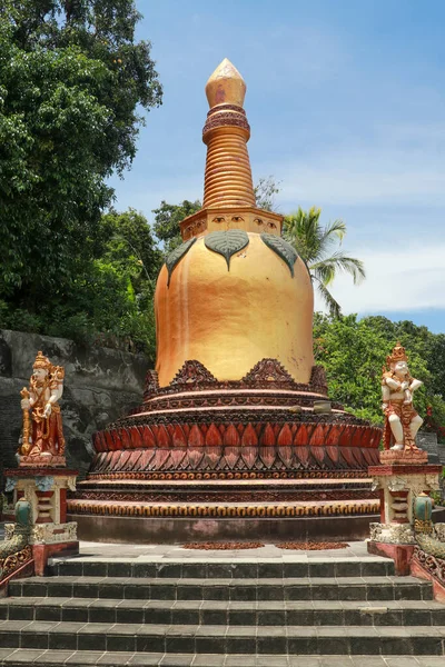 Estupa Dourada Brahmavihara Arama Vihara Buddha Banjar Mosteiro Templo Budista — Fotografia de Stock