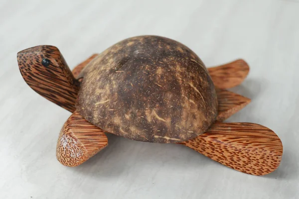 Sköldpaddsformad Askkopp Lera Isolerad Vitt Askfat Sköldpadda Gjord Kokospalmträ — Stockfoto