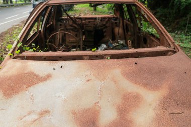 Eski paslı hurda araba yanmış. Kapıları kapatın.