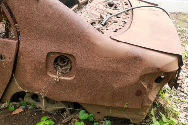 Eski paslı hurda araba yanmış. Kapıları kapatın.