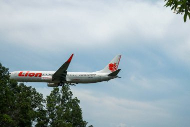 Denpasar, Bali, Endonezya, 4 Aralık 2020. Lion Air Boeing 737 havaalanına iniyor. Ngurah Rai Uluslararası Havalimanı 'ndan kalkan uçak.