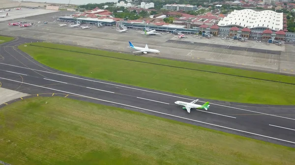 Bali, Endonezya, 4 Aralık 2020. Havaalanı pistindeki uçakların hava görüntüsü. Endonezya bütçeli havayolu, Citylink uçağı Ngurah Rai Uluslararası Havalimanı 'ndaki havaalanı pistine park etti. — Stok fotoğraf
