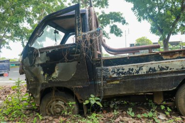 Sabahleyin mavi renkli aracın önünde büyük hasarlı ve yolda kazara kırılmış bir şekilde bekleyen sigorta memuru için daha fazla park kullanılamaz. Metin veya tasarım için kopyalama alanı ile