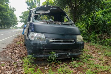 Siyah arabanın önü yolda kazara hasar gördü.