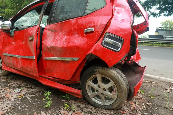 Разбитая красная машина на месте аварии. Несчастный случай и страхование — стоковое фото