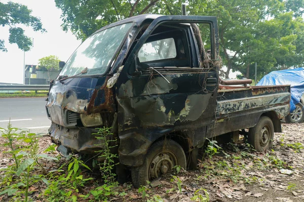 Sabahleyin mavi renkli aracın önünde büyük hasarlı ve yolda kazara kırılmış bir şekilde bekleyen sigorta memuru için daha fazla park kullanılamaz. Metin veya tasarım için kopyalama alanı ile