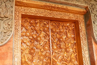 Balili ahşap kapılar ve geleneksel yerel süsler. Yerel gelenekler ve zanaat kavramı