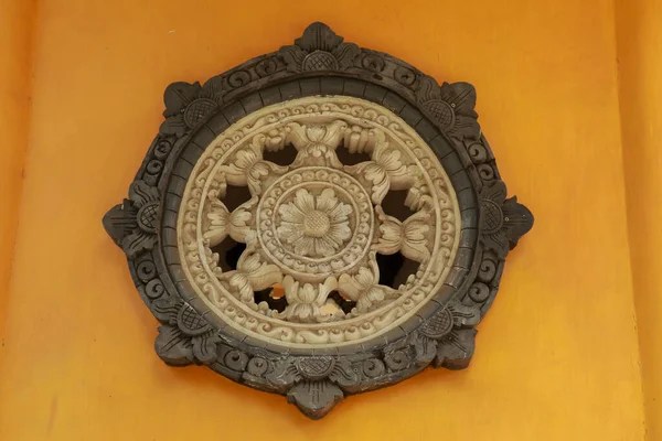 Резное окно круга в брахма вихара арама буддийский храм, бали, индонезия. Камень, вырезанный из круглого окна в буддийской пагоде — стоковое фото