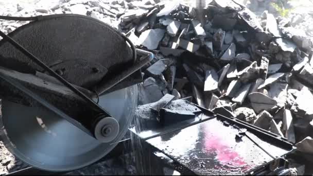 Grote industriële steenhouwer snijdt granietsteen in platen in waterstralen van dichtbij. meerkleurige insluitsels in granietgesteente — Stockvideo