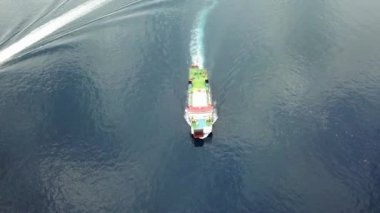 Yolcu gemisinin arkasındaki deniz yüzeyinde güzel bir patika. Motoru son hızda kükrüyor ve Boğaz Denizi 'nde su bırakıyor. Feribotun arkasındaki su köpüğünün havadan aşağı görüntüsü.