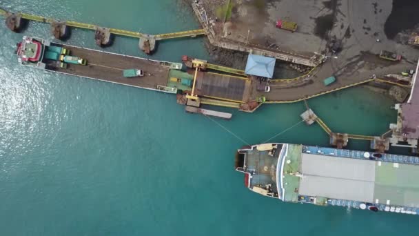 Magas kilátás a komp hajó szállítás sok autó és áru eléri a kikötőt, a hajó, hogy öböl a szigeten. 4K Aeriel nézet — Stock videók