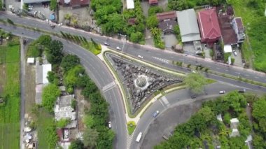 Jalan By Pass otobanındaki kavşağa giden hava manzarası. Denpasar, Bali, Endonezya 'daki Patung Titi Banda anıtının insansız hava aracı görüntüleri