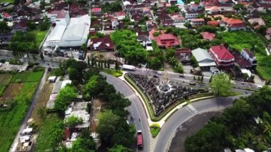 Jalan By Pass otobanındaki kavşağa giden hava manzarası. Denpasar, Bali, Endonezya 'daki Patung Titi Banda anıtının insansız hava aracı görüntüleri