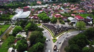 Jalan By Pass otobanındaki kavşağa giden hava manzarası. Denpasar, Bali, Endonezya 'daki Patung Titi Banda anıtının insansız hava aracı görüntüleri