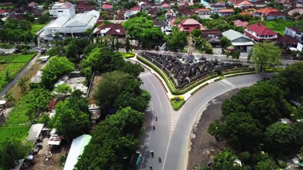 Bali Piękne rondo z lotu ptaka z dronem. Ruch na rondzie na drodze ekspresowej obwodnicy Jalan. Nagranie z dronów lotniczych pomnika Patung Titi Banda w Denpasar, Bali, Indonezja — Wideo stockowe