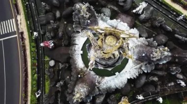 Bali, Endonezya - 6 Ocak, 2021. Patung Titi Banda anıtı ile kavşakta trafik yoğun. İnsansız hava aracıyla güzel bir hava görüntüsü. Kapat, üst görünüm