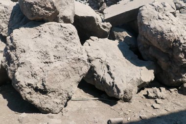 Arkaplan ve dokular için ideal büyük kaya parçalarının siyah ve beyaz görüntüsü