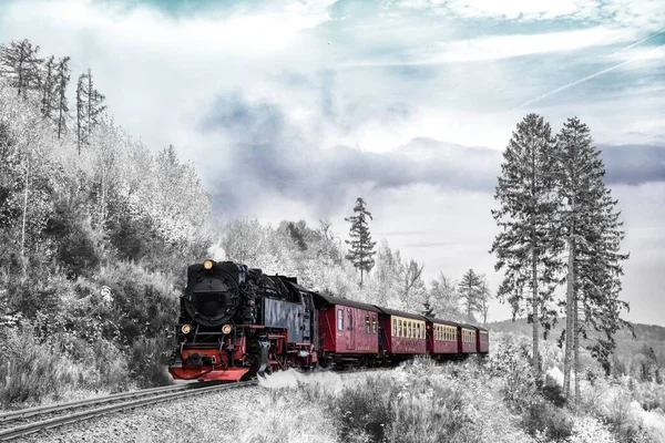 Storica locomotiva a vapore, treno nella neve sulle montagne della Svizzera. Paesaggio invernale con un treno meraviglioso. locomotiva a vapore che sfreccia tra montagne panoramiche — Foto Stock