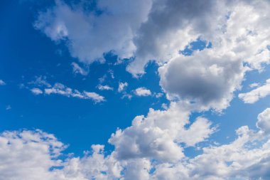 Küçük bulutlu mavi gökyüzü arkaplanı. Projeniz için arkaplan