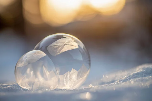 Bevroren zeepbel, met ijs bedekte bal zeep. Bevroren bel bij zonsondergang licht — Stockfoto
