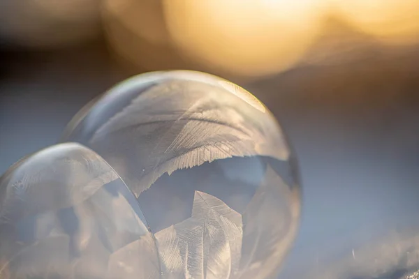 Fagyasztott buborék, jéggel borított szappangolyó. Fagyasztott buborék naplementekor — Stock Fotó