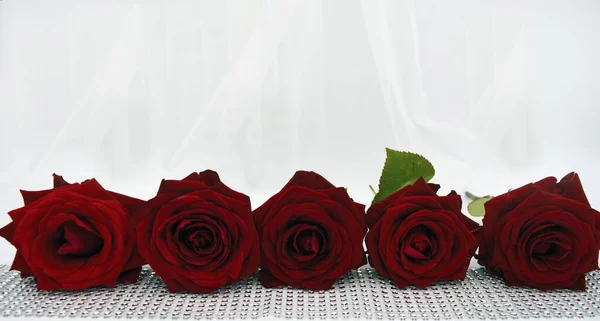 Roses Bouquet and Hearts background. Valentine or Wedding background — Stock Photo, Image