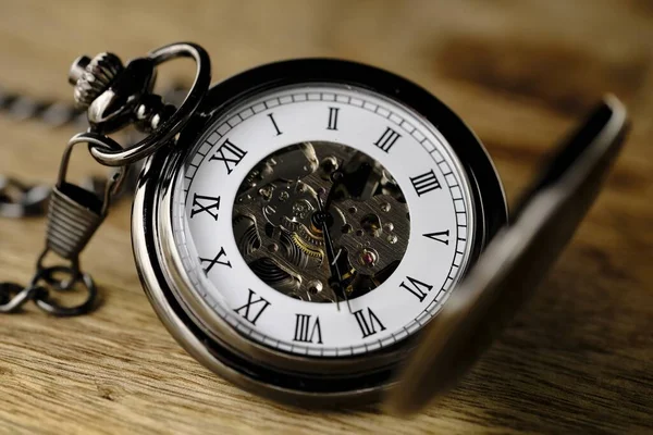 Gouden Zakhorloge Een Houten Ondergrond Sluiten — Stockfoto