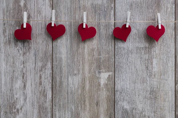 Coeurs Rouges Avec Des Pinces Linge Sur Une Laisse Accrochée — Photo