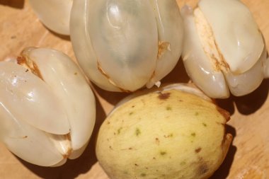 Tahta kesme tahtasına yerleştirilmiş tatlı bir Wollongong 'lu meyve.