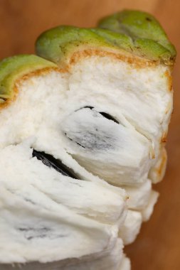 Açılmış ve el değmemiş elma şekeri ya da ahşap bir masa ve dış peeling üzerindeki ANNONA SQUAMOSA 'nın yukarıdan aşağı manzarası. Kapat.