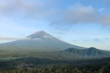 Endonezya 'nın Flores adasındaki Enarie Yanardağı