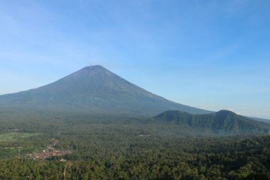 Endonezya 'nın Bali adasında çarpıcı bir manzara. Agung Dağı, en uzun yanardağ, kısmen solda görünür. Burası Candidasa tatil köyünün yakınındaki kırsal bölge.