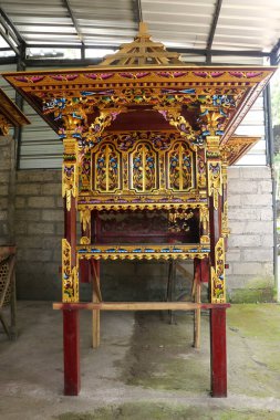 Renkli buğday sunağı. Bali Adası 'nda küçük bir Hindu sunağı..