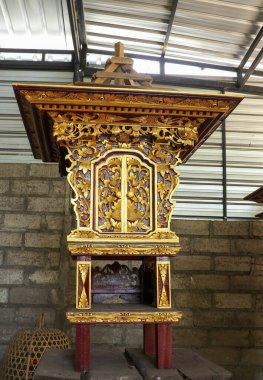 Renkli buğday sunağı. Bali Adası 'nda küçük bir Hindu sunağı..