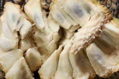 Elmalı kek dilimleri renkli çizgili bir tepside masanın üzerinde, yukarıdaki resimden çekilen elmalar merkezde, ön planda ve arka planda güçlü bir şekilde odaklanmıştır, bulanık, ılık renklerdir..