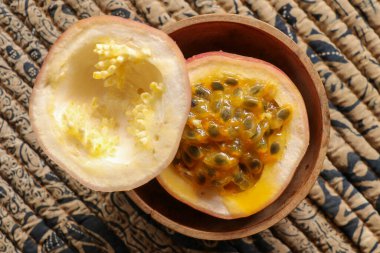 Olgun organik tutku meyvesi. yukarıdaki görünüm.