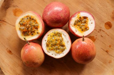 Olgun organik tutku meyvesi. yukarıdaki görünüm.