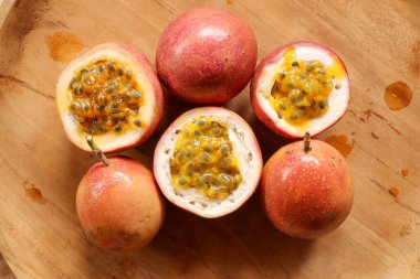 Olgun organik tutku meyvesi. yukarıdaki görünüm.