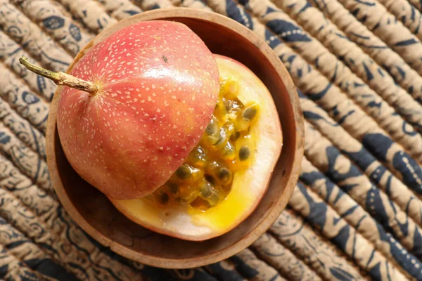 Olgun organik tutku meyvesi. yukarıdaki görünüm.